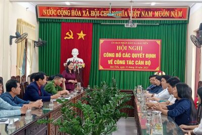 Ủy ban nhân dân xã Hải Tiến tổ chức hội nghị công bố các quyết định về công tác cán bộ